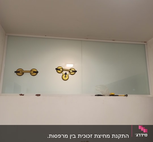 זכוכית מותקנת עם תפסני ואקום צהובים